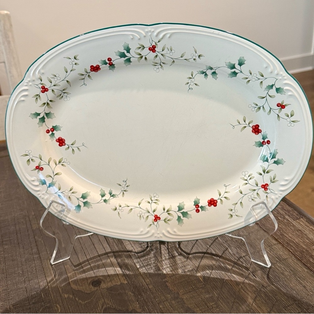 Pfaltzgraff USA Winterberry Christmas 14.5” Oval Serving Platter Stoneware